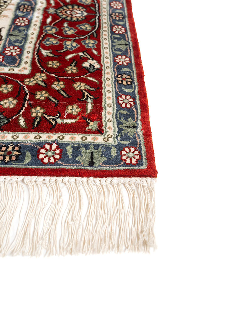 gulmarg ivory silk hand knotted Rug - Corner