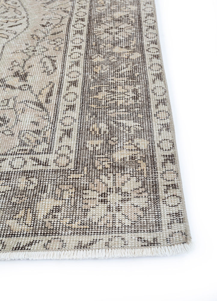 vintage beige and brown wool hand knotted Rug - Corner