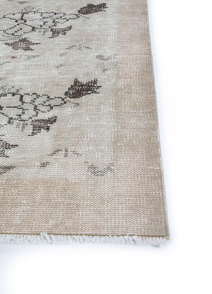 vintage ivory wool hand knotted Rug - Corner