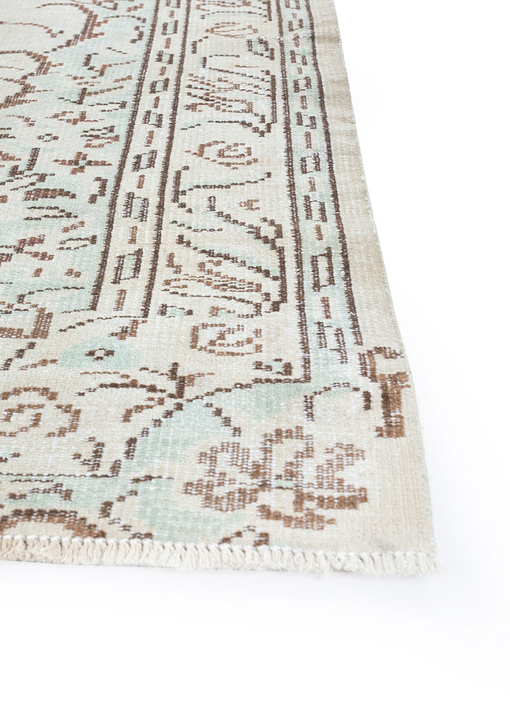vintage ivory wool hand knotted Rug - Corner