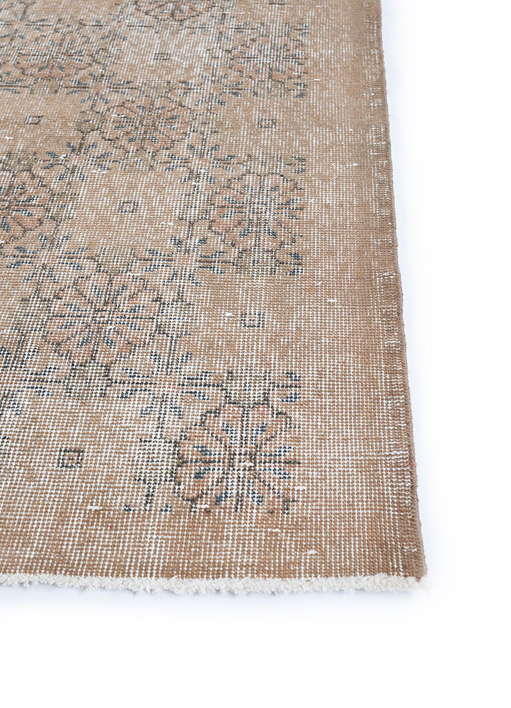 vintage beige and brown wool hand knotted Rug - Corner