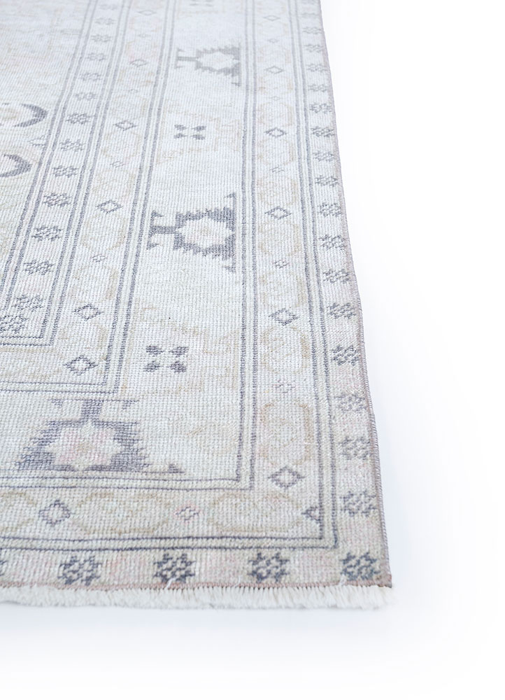 vintage ivory wool hand knotted Rug - Corner