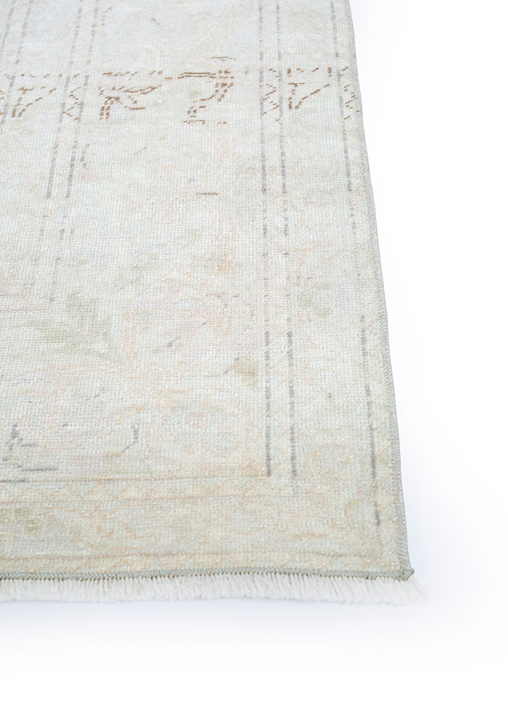 vintage ivory wool hand knotted Rug - Corner