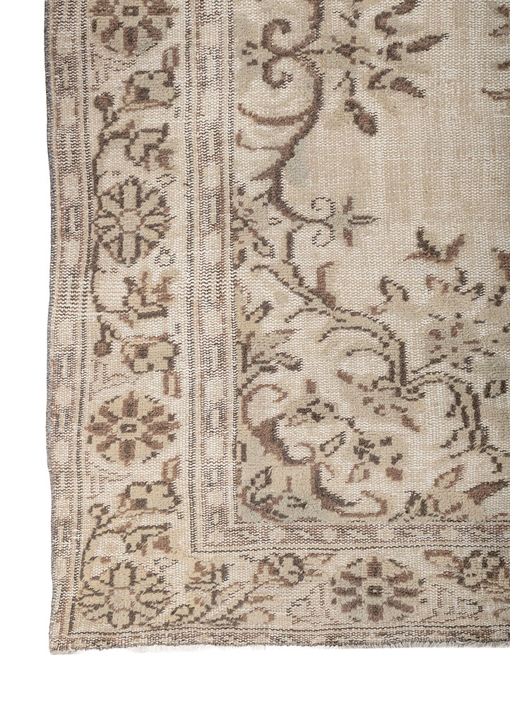vintage ivory wool hand knotted Rug - Corner