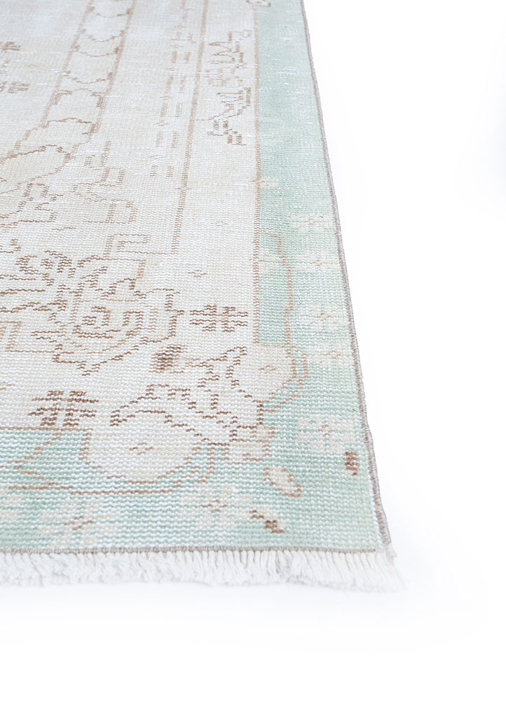 vintage ivory wool hand knotted Rug - Corner