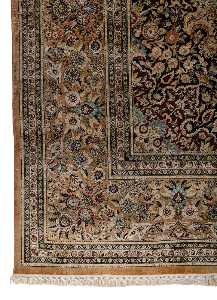 gulmarg green silk hand knotted Rug - Corner