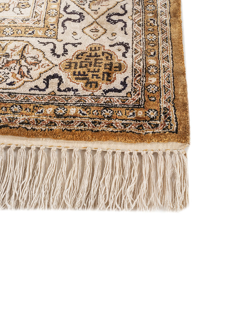 gulmarg ivory silk hand knotted Rug - Corner