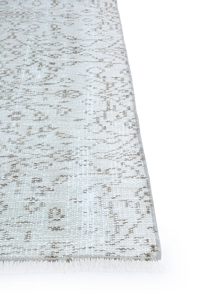 vintage ivory wool hand knotted Rug - Corner