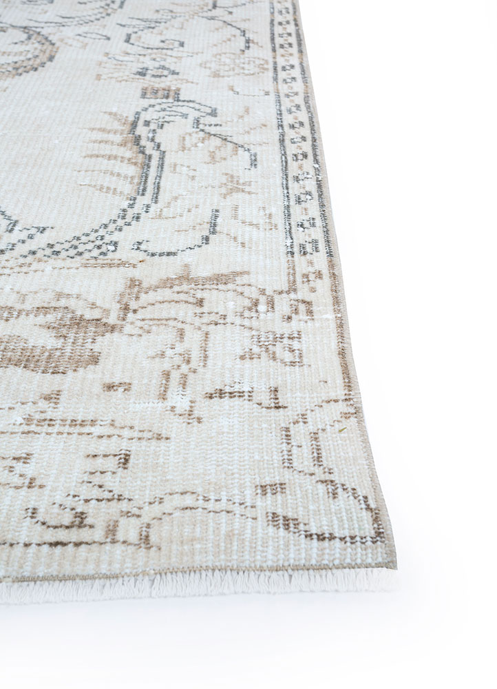 vintage ivory wool hand knotted Rug - Corner