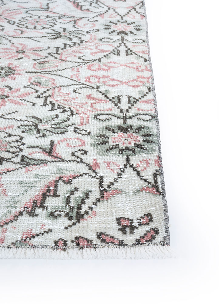 vintage ivory wool hand knotted Rug - Corner
