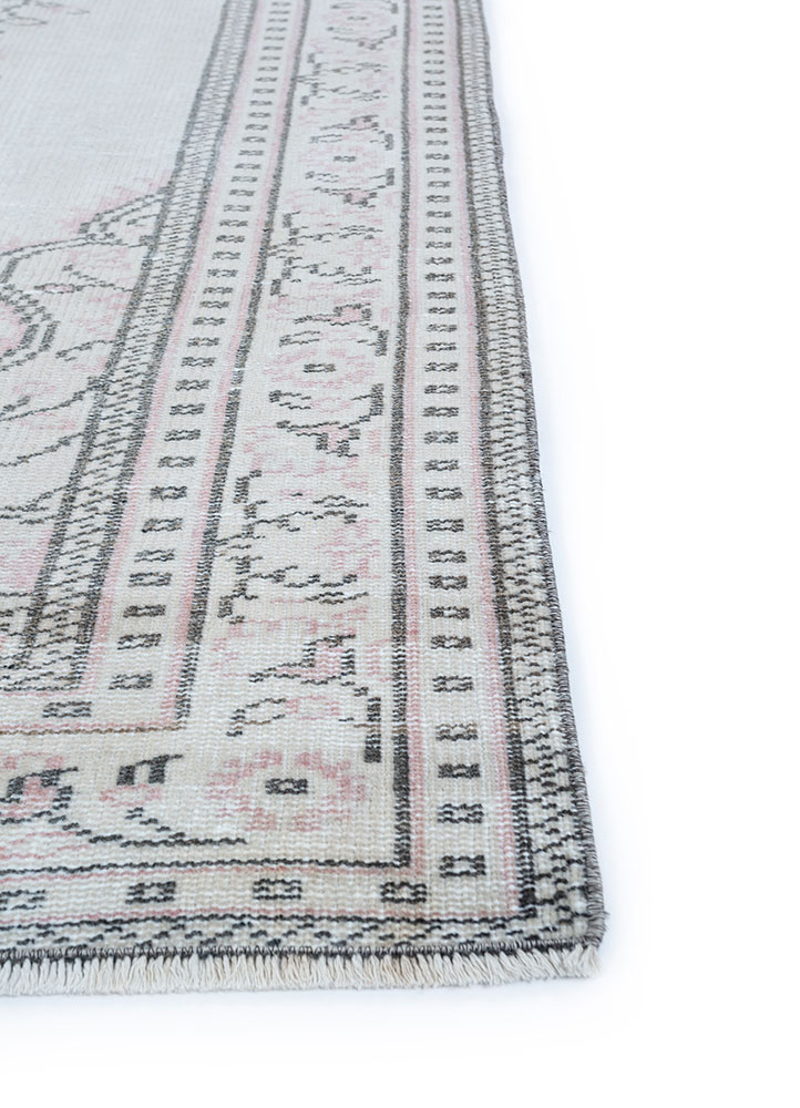 vintage ivory wool hand knotted Rug - Corner