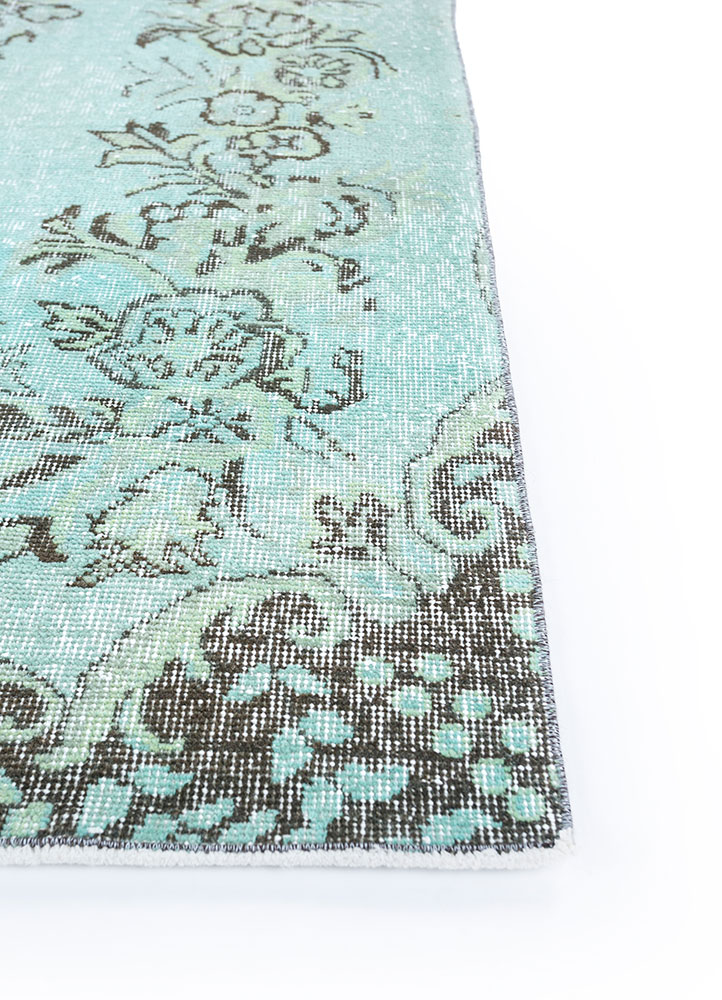 vintage green wool hand knotted Rug - Corner