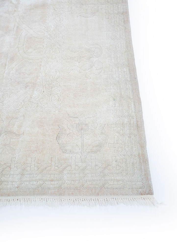 vintage beige and brown wool hand knotted Rug - Corner