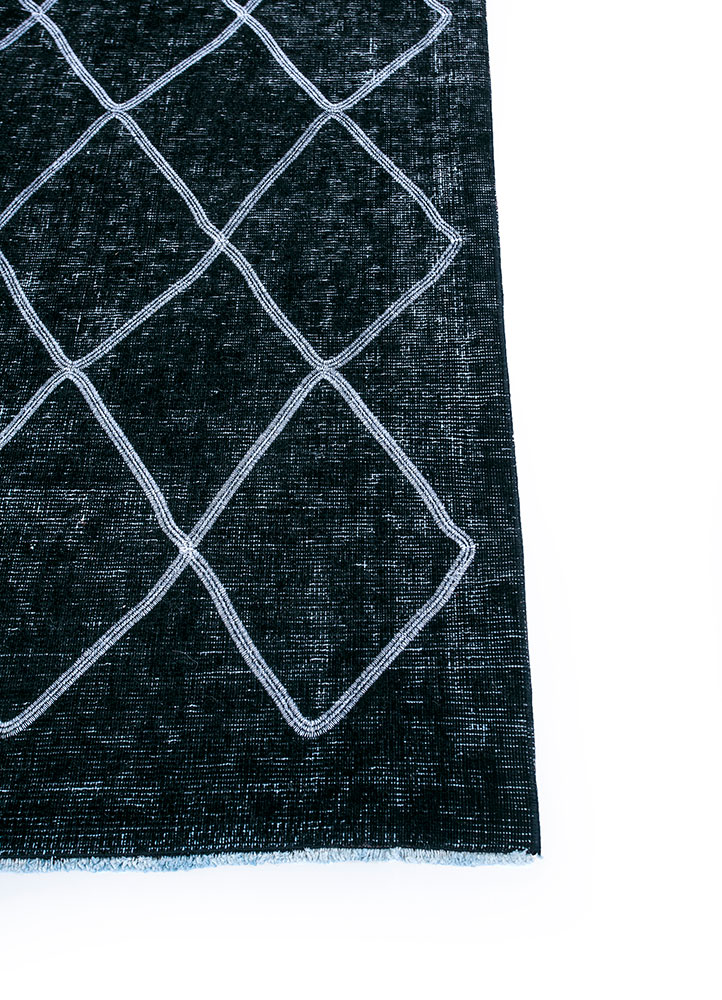 lacuna grey and black wool hand knotted Rug - Corner