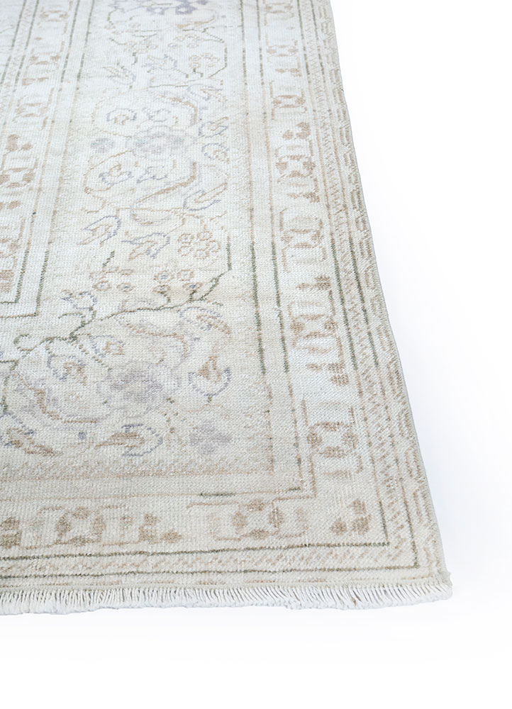 vintage ivory wool hand knotted Rug - Corner