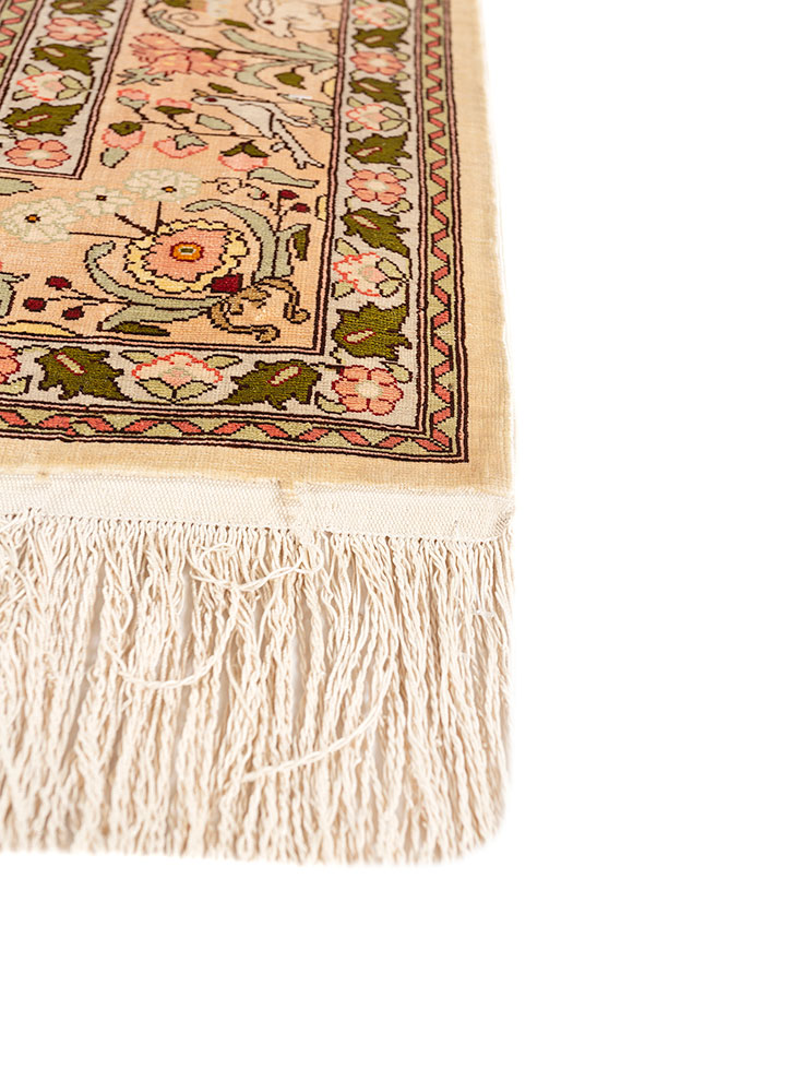 gulmarg ivory silk hand knotted Rug - Corner