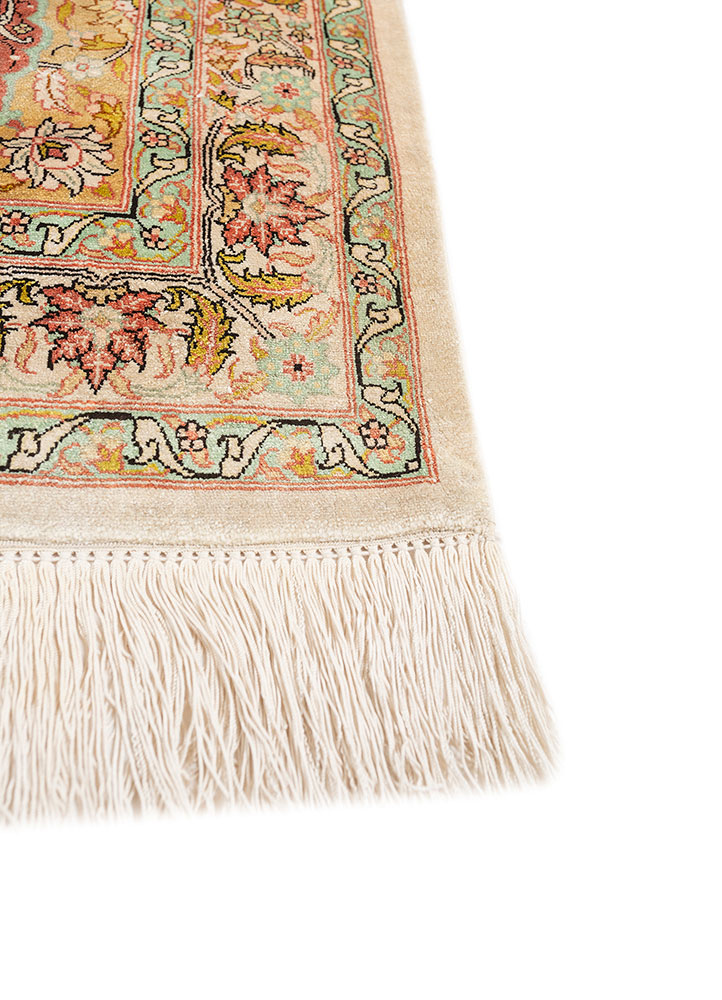 gulmarg ivory silk hand knotted Rug - Corner