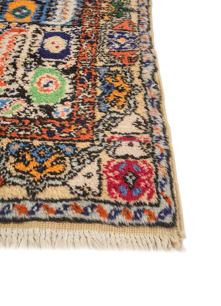 aalam gold wool hand knotted Rug - Corner