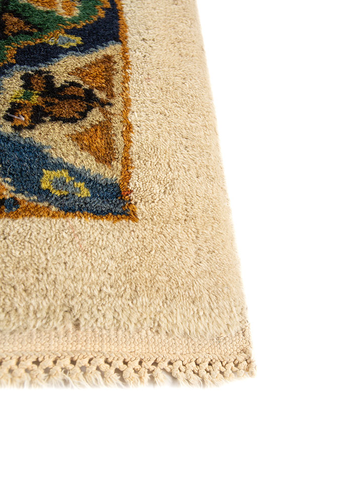 aalam ivory wool hand knotted Rug - Corner