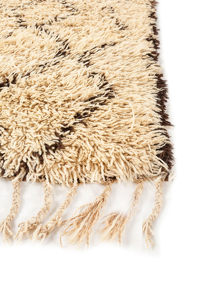 zuri gold wool hand knotted Rug - Corner