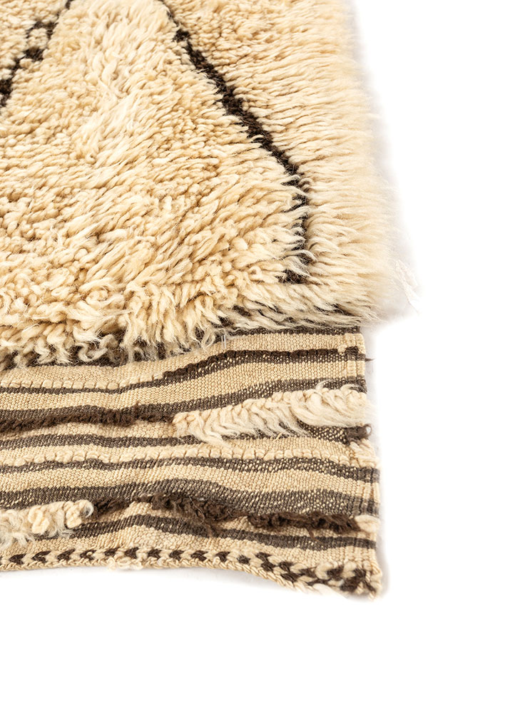 zuri gold wool hand knotted Rug - Corner