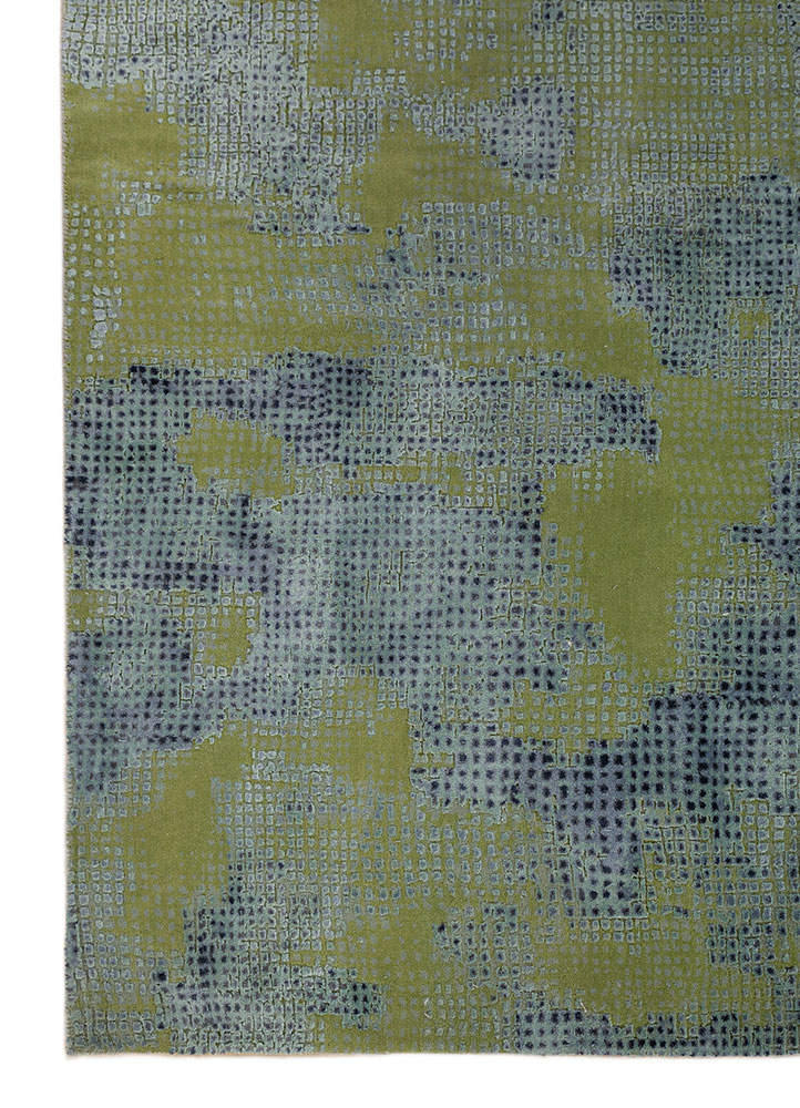 aprezo green wool and silk hand knotted Rug - Corner