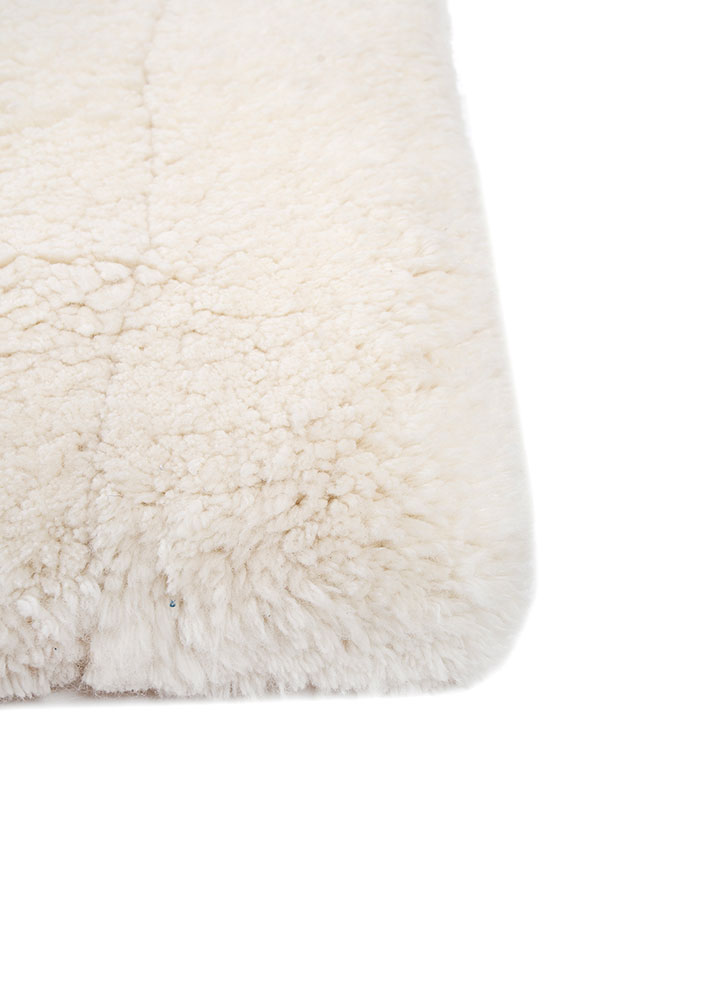 zuri ivory wool hand knotted Rug - Corner
