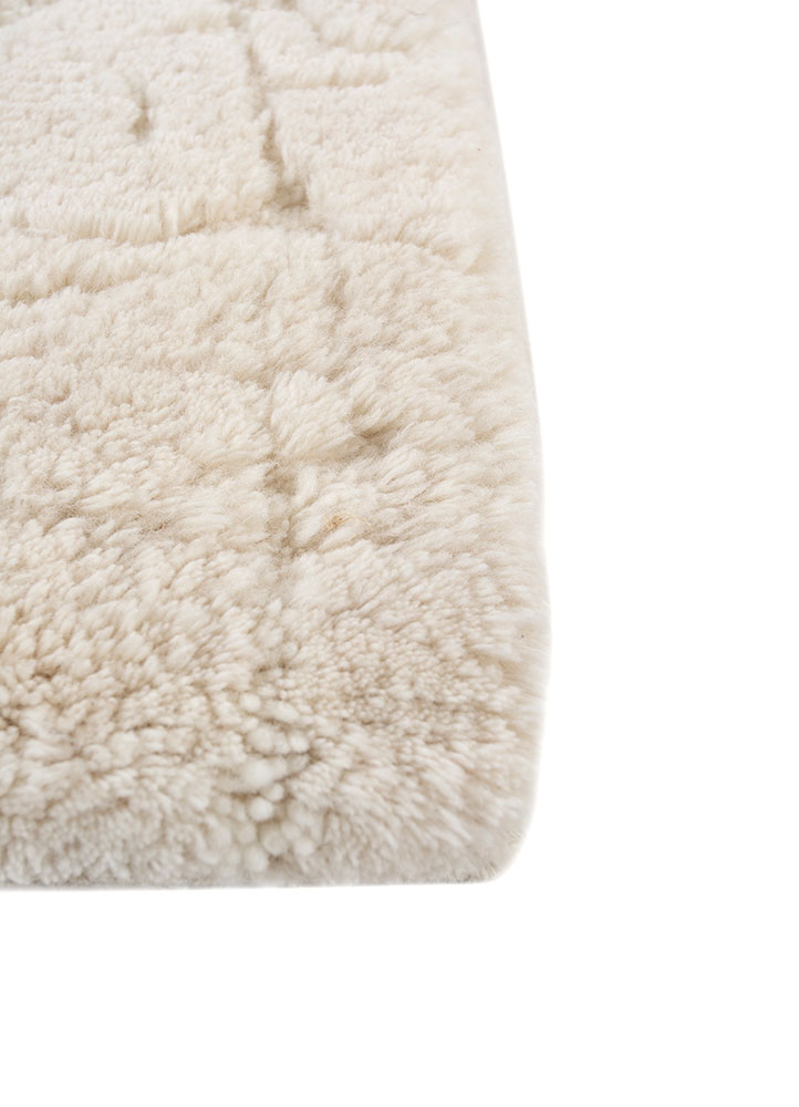 zuri ivory wool hand knotted Rug - Corner
