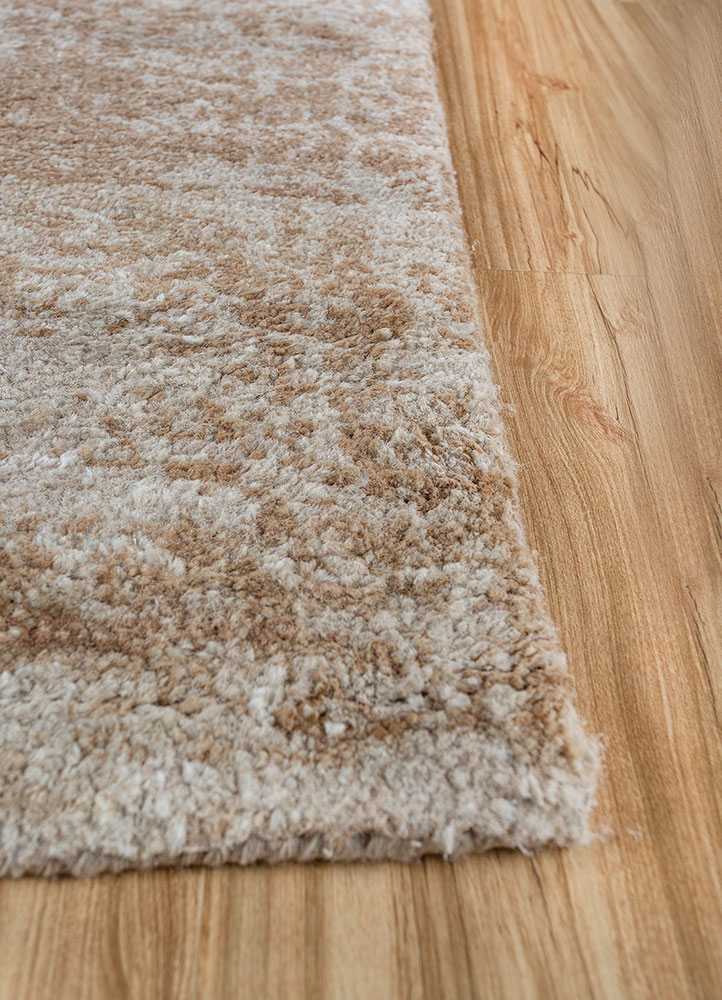 far east ivory silk hand knotted Rug - Corner