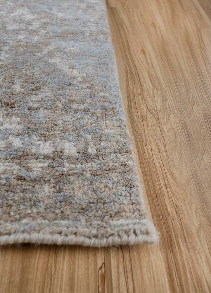 gulmarg ivory silk hand knotted Rug - Corner