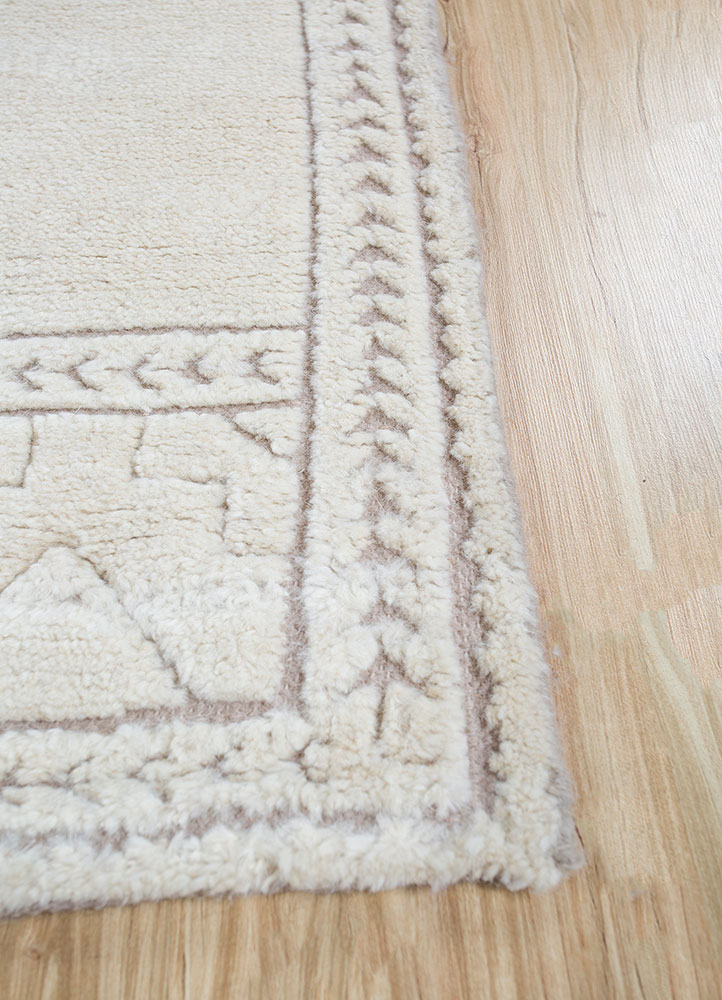 zuri ivory wool hand knotted Rug - Corner
