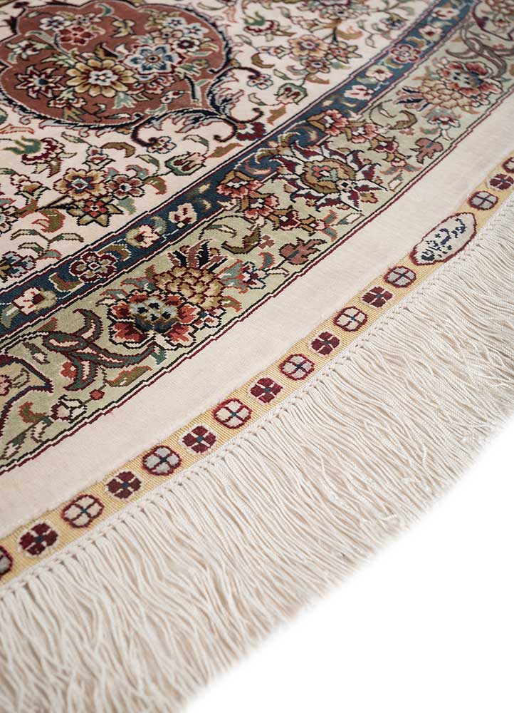 gulmarg ivory silk hand knotted Rug - Corner