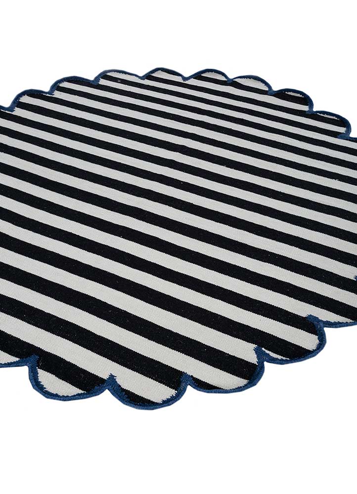 alhambra grey and black wool flat weaves Rug - FloorShot