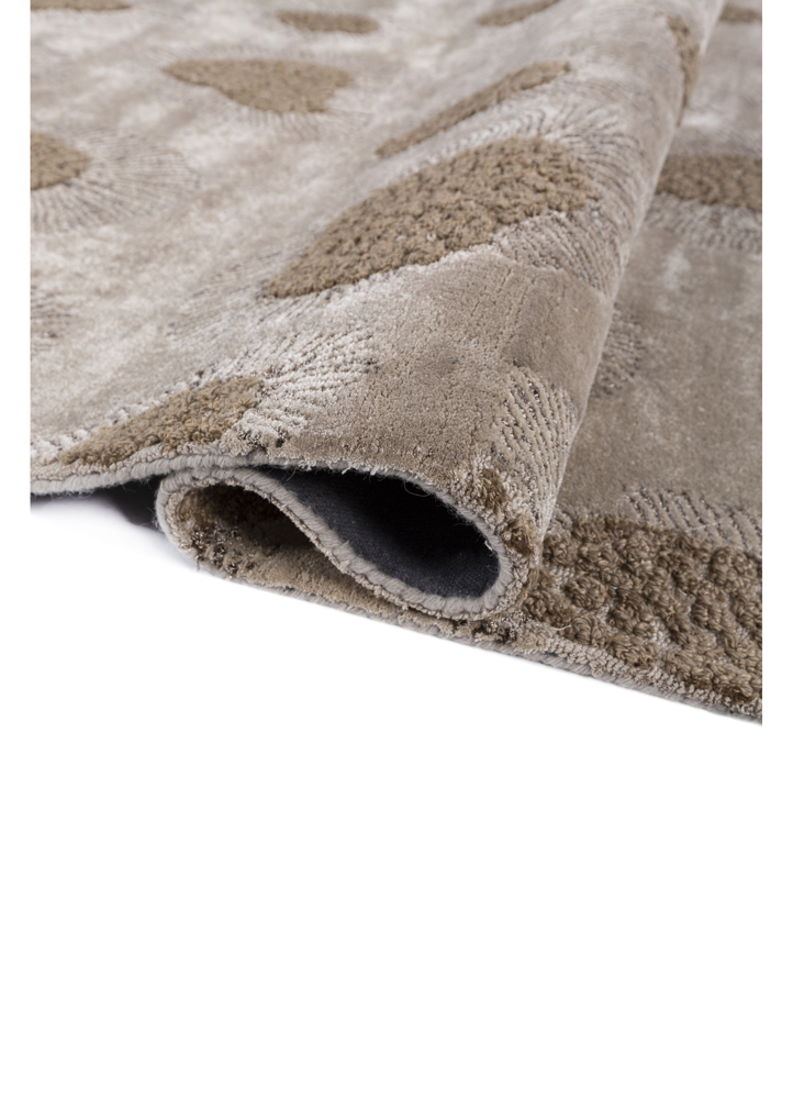wild wanderlust ivory wool and viscose hand tufted Rug - FloorShot