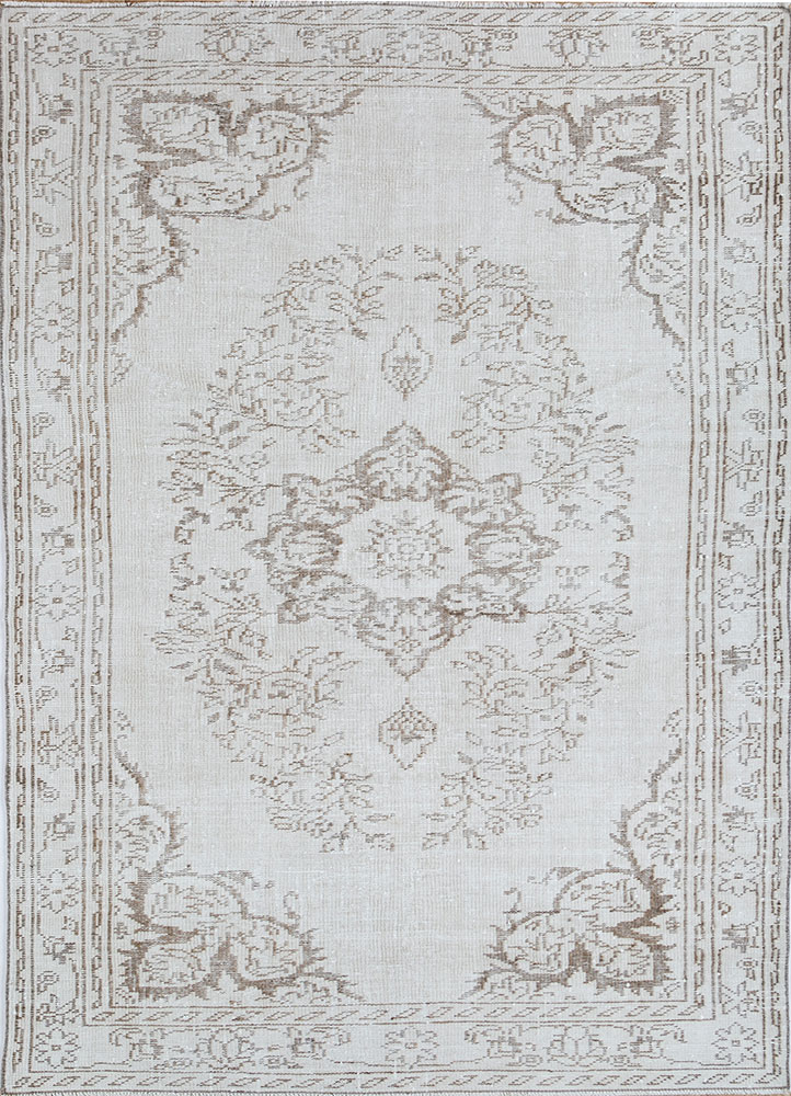 vintage ivory wool hand knotted Rug - HeadShot