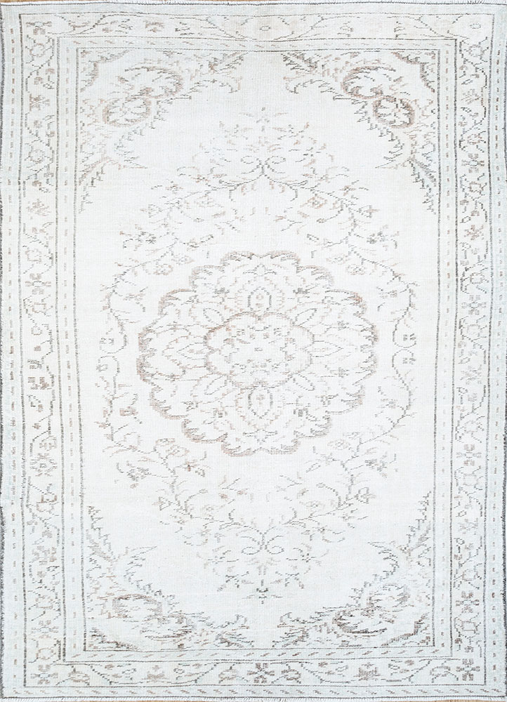 vintage ivory wool hand knotted Rug - HeadShot