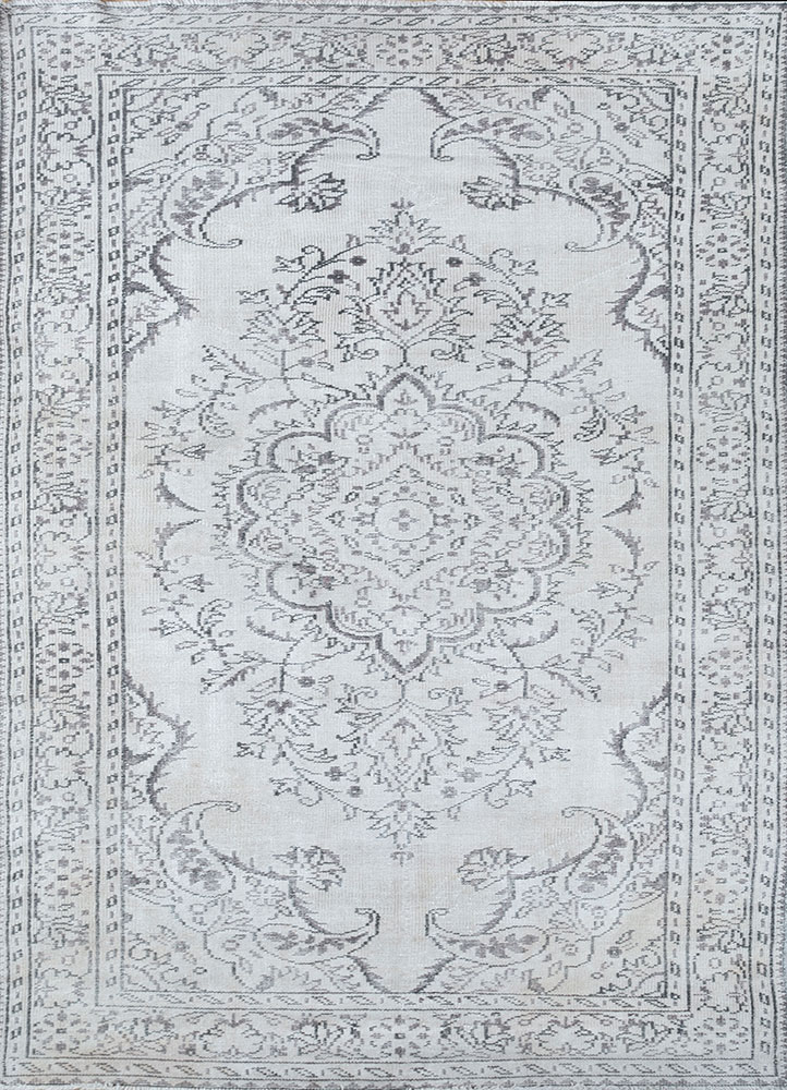 vintage ivory wool hand knotted Rug - HeadShot