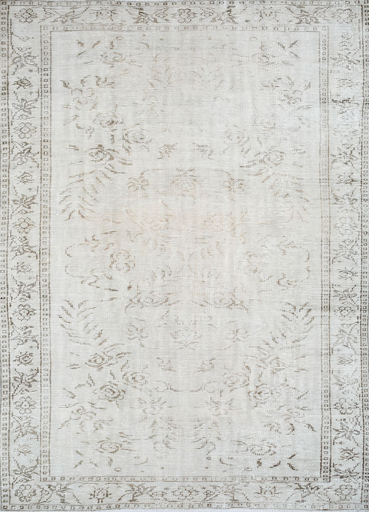 vintage ivory wool hand knotted Rug - HeadShot