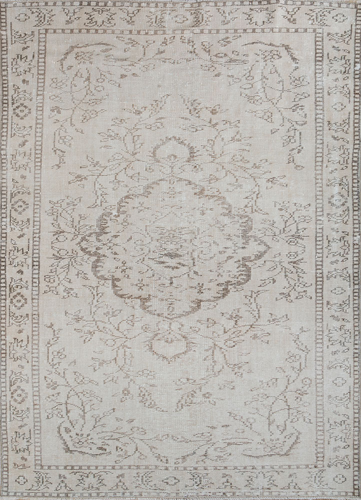 vintage ivory wool hand knotted Rug - HeadShot