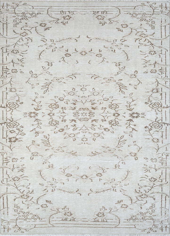 vintage ivory wool hand knotted Rug - HeadShot
