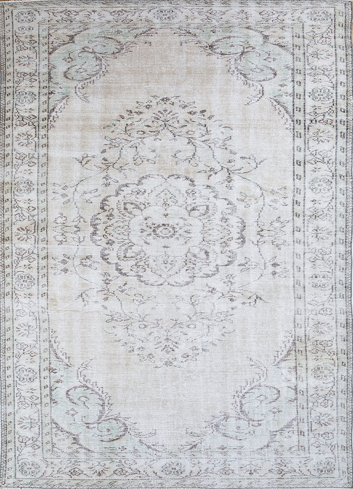 vintage ivory wool hand knotted Rug - HeadShot