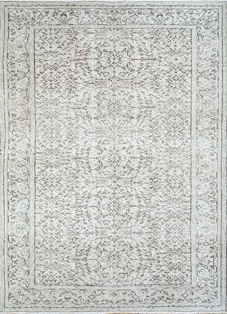 vintage green wool hand knotted Rug - HeadShot