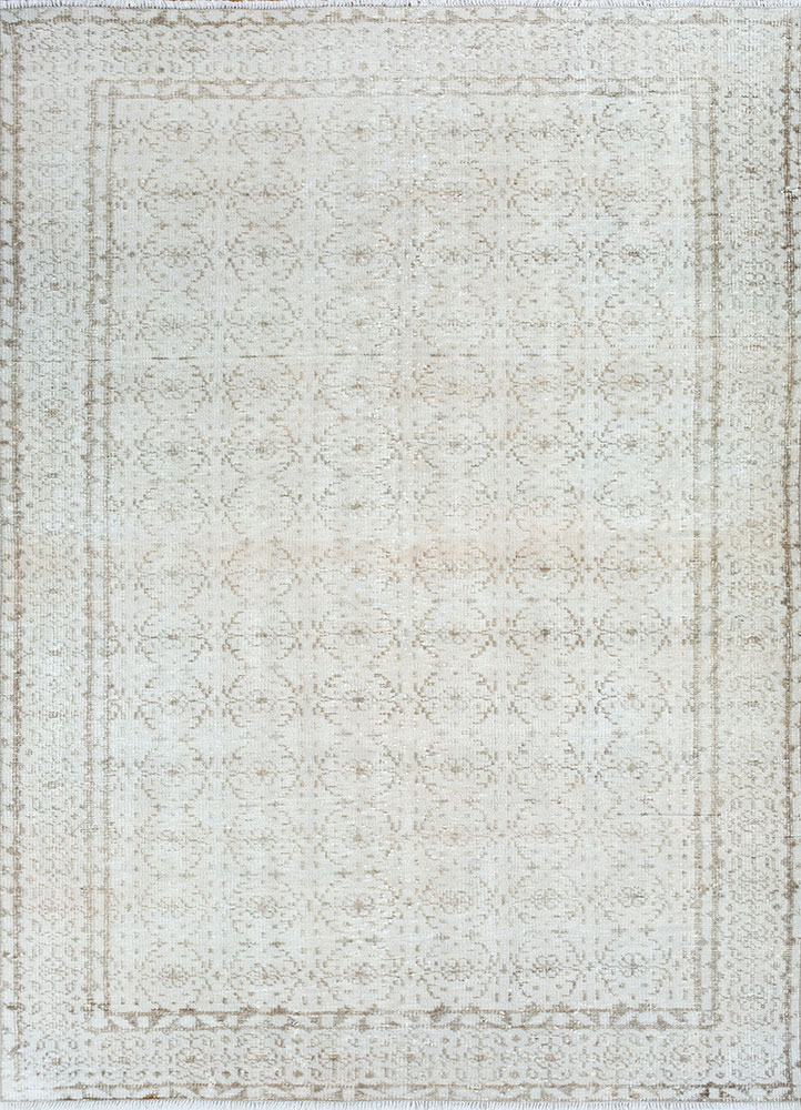 vintage ivory wool hand knotted Rug - HeadShot