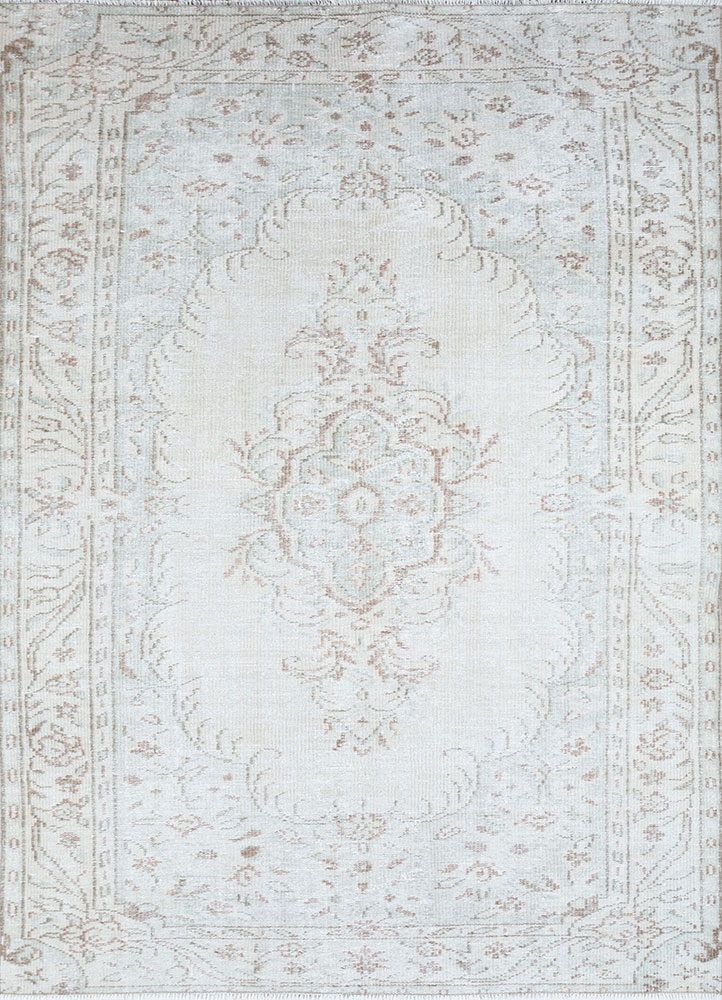 vintage ivory wool hand knotted Rug - HeadShot