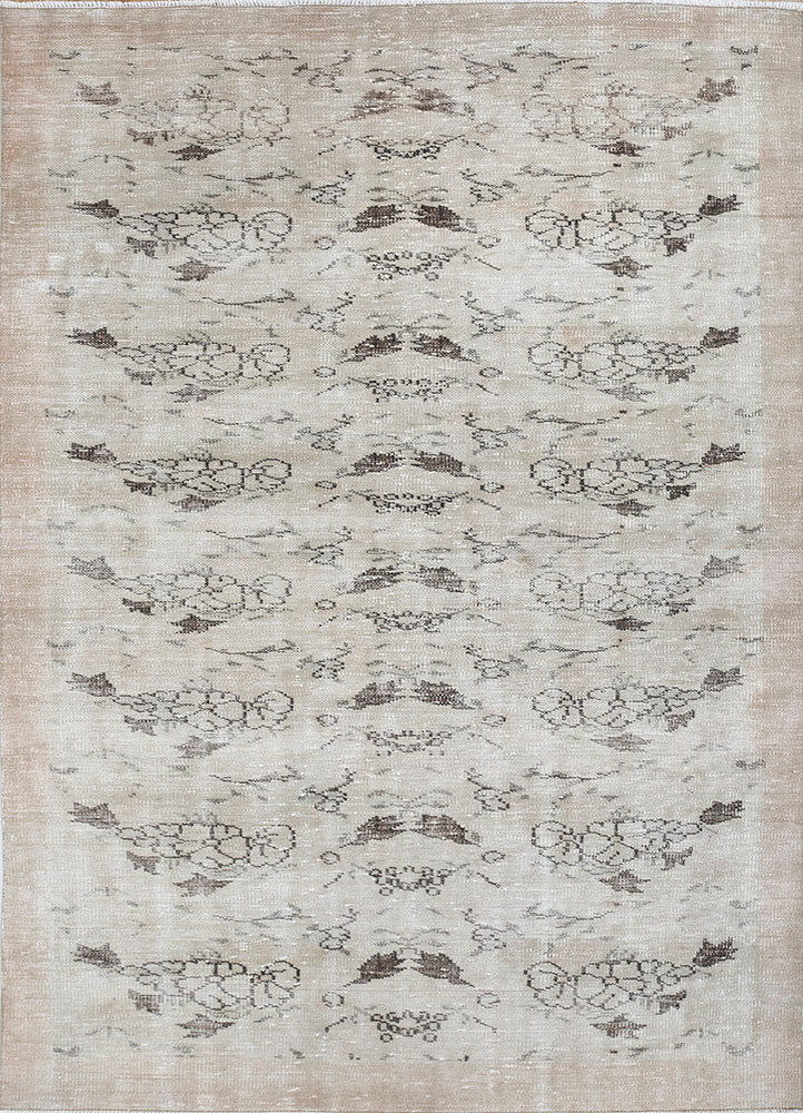 vintage ivory wool hand knotted Rug - HeadShot