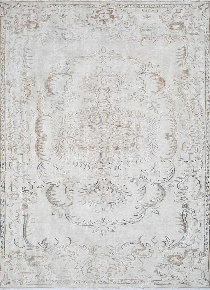 vintage ivory wool hand knotted Rug - HeadShot