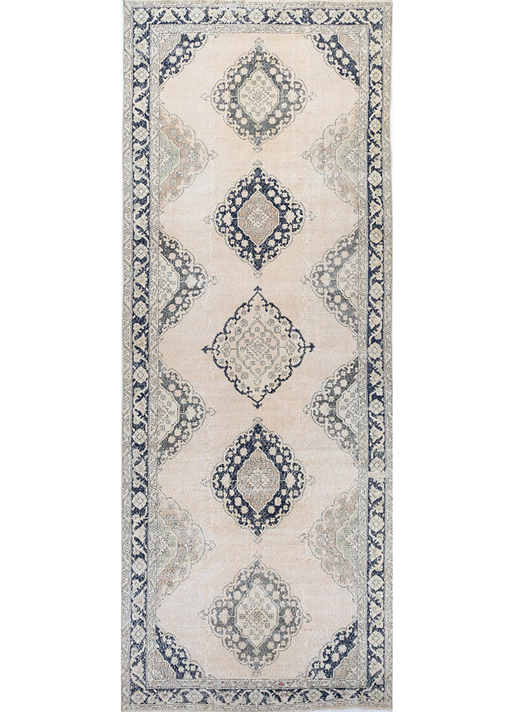 vintage ivory wool hand knotted Rug - HeadShot