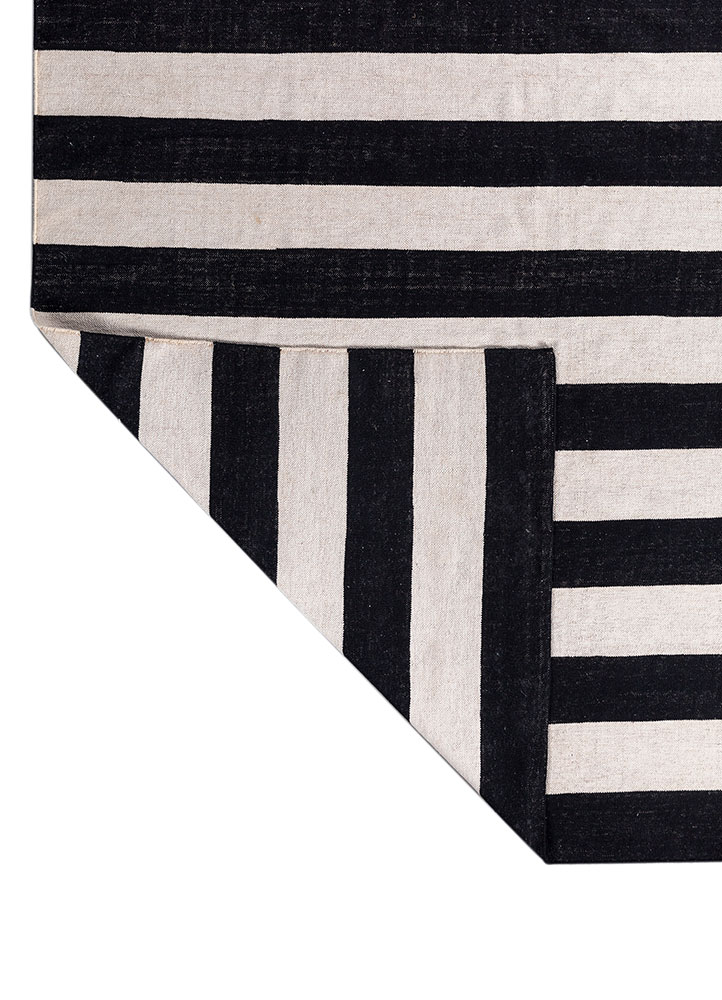 alhambra grey and black wool flat weaves Rug - Perspective