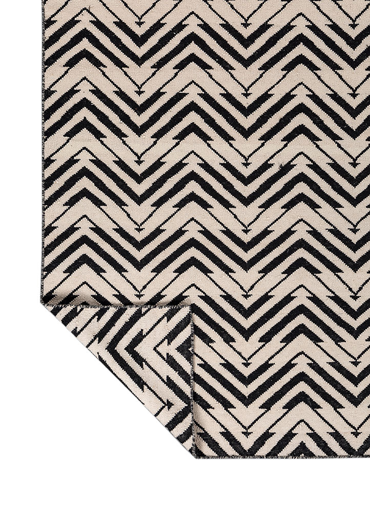 alhambra grey and black wool flat weaves Rug - Perspective