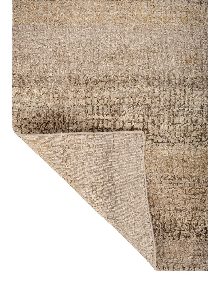 aprezo ivory wool and silk hand knotted Rug - Perspective